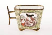 圖1　開光西洋人物方杯，十八世紀前半葉。 （香港：香港中文大學文物館藏，承訓堂惠贈）
